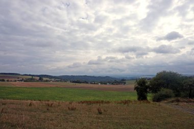 Daun, Eifel yakınlarındaki renkli ağaçlarla sonbahar manzarası.