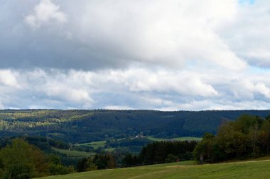 Daun, Eifel yakınlarındaki renkli ağaçlarla sonbahar manzarası