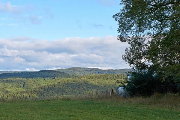 Podzimní krajina s barevnými stromy v blízkosti Daun, Eifel — Stock fotografie