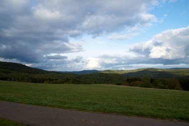 Gün batımında dramatik gökyüzünde bir ışık huzmesi kırılır ve yapayalnız bir meşe ağacına çarpar..
