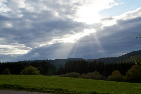 Paprsek Světla Pronikne Dramatickou Oblohou Při Západu Slunce Narazí Osamělý — Stock fotografie