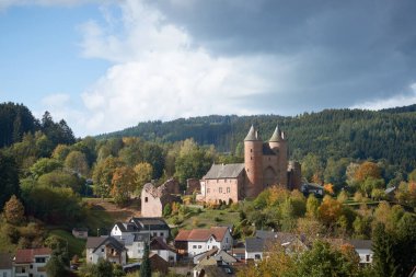 Eifel 'de sonbahar yaprakları parlayan Alman bertrada kalesi..