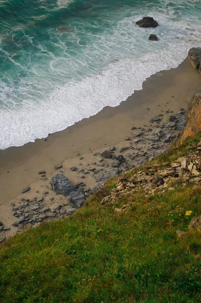 Basset körfezi sahilinde dalgalar çarpışıyor, Cornwall, İngiltere
