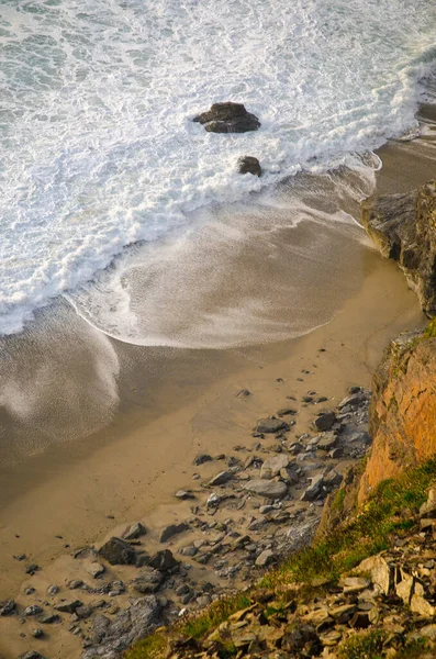 Basset körfezi sahilinde dalgalar çarpışıyor, Cornwall, İngiltere