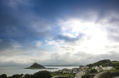 St Michaels Dağı üzerinde bulutlu, parlak bir yaz gökyüzü, Cornwall, İngiltere