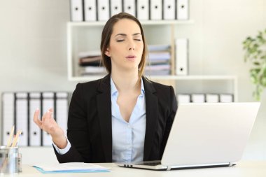 Executive relax çalışırken vurguladı ofisinde yoga yaparken