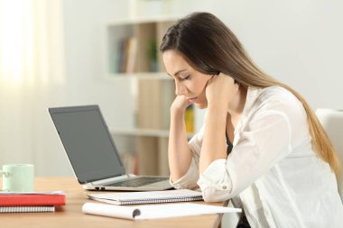 Tek öğrenci oturma odası evde bir sandalyede oturup..... memotizing notlar