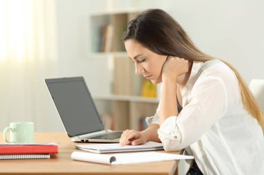 Yan görünümü notlar ezberleme evde bir öğrenci portresi