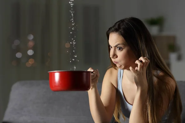 Mulher Irritada Com Vazamentos Água Sentada Sofá Sala Estar Casa — Fotografia de Stock