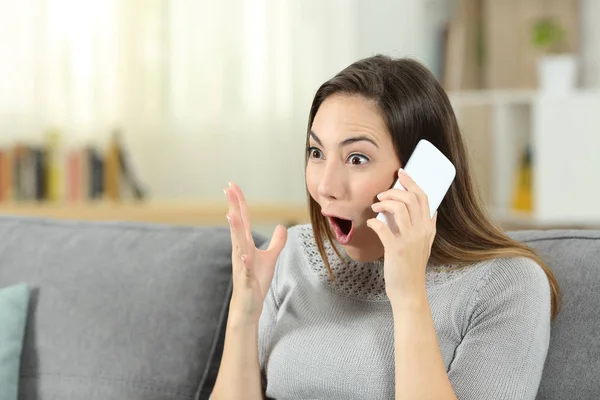 Mujer Asombrada Llamando Por Teléfono Sentado Sofá Sala Estar Casa —  Fotos de Stock