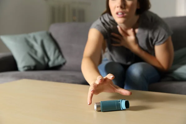 Asmathic 女孩捕捉吸入器哮喘发作坐在沙发上的客厅在家里 — 图库照片