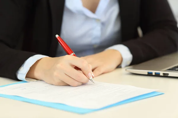 Vista Frontal Cerca Retrato Una Mano Ejecutiva Llenando Formulario Escritorio — Foto de Stock