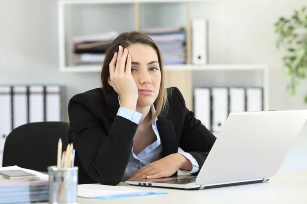 Frustrated Executive Posing Looking Camera Desktop Office — Stock Photo, Image