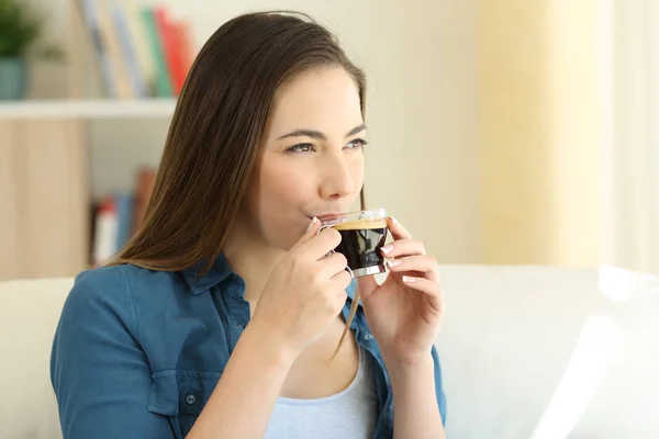 Mulher Feliz Bebendo Café Desfrutando Sabor Sentado Sofá Sala Estar — Fotografia de Stock