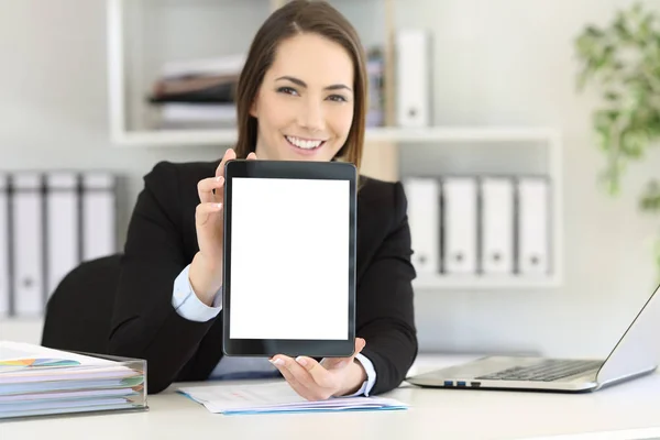 Trabajador Oficina Feliz Mostrando Cámara Una Maqueta Pantalla Tableta — Foto de Stock