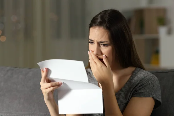 Mulher Triste Reclamando Ler Uma Carta Noite Sentada Sofá Sala — Fotografia de Stock