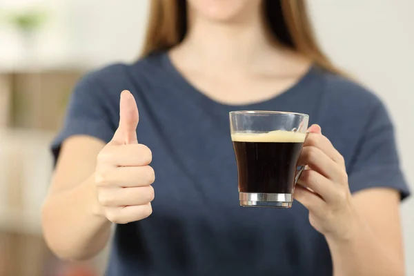 Vooraanzicht Close Van Een Vrouw Handen Met Een Koffiekopje Met — Stockfoto