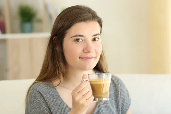 Šťastné Teen Drží Kávu Mlékem Cup Dívám Vás Gauči Obývacím — Stock fotografie