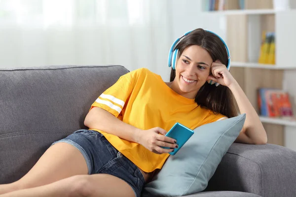 Adolescente Feliz Amarillo Escuchando Música Sentada Sofá Sala Estar Casa —  Fotos de Stock