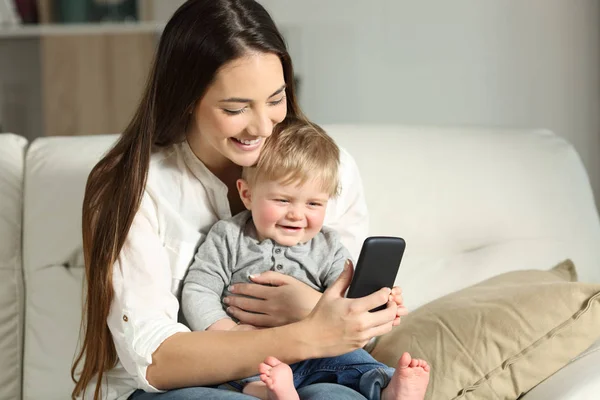 Mãe Bebê Brincando Com Smartphone Sentado Sofá Sala Estar Casa — Fotografia de Stock