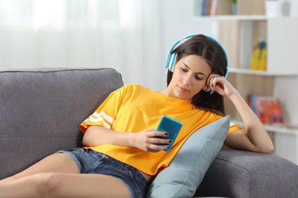 Menina Relaxada Amarelo Ouvindo Música Sentada Sofá Sala Estar Casa — Fotografia de Stock