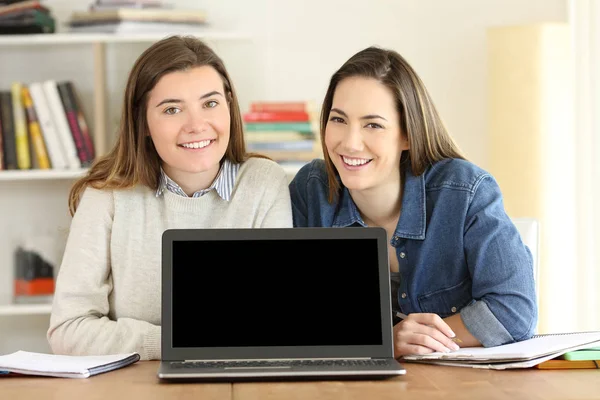 Framifrån Porträtt Två Studenter Visar Laptop Skärm Mockup — Stockfoto