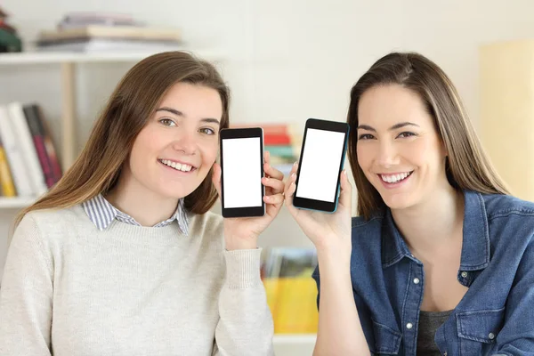 Porträt Von Zwei Glücklichen Studenten Die Der Kamera Smartphone Bildschirme — Stockfoto