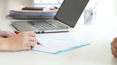 Bir anlaşma kapanış sonra iki iş kadınları el el sıkışma ve bir Resepsiyon bir office arka plan ile sözleşme imzalama yakın çekim