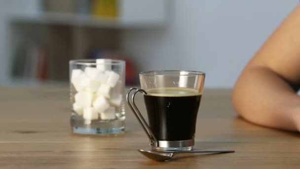 Närbild Kvinna Hand Kasta Sockerbit Kaffekopp Ett Bord Hemma — Stockvideo