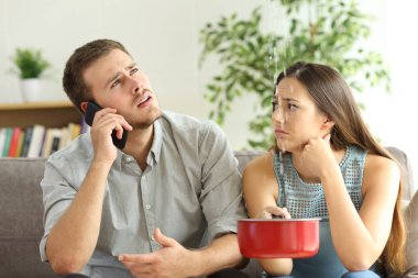 Oturma odasında ev sızıntıları umutsuz çift callling sigorta için endişe
