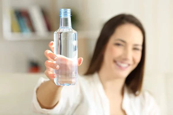 Frauenhand Zeigt Eine Wasserflasche Die Auf Einer Couch Heimischen Wohnzimmer — Stockfoto