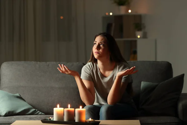 女性が 自宅の居間でソファに座って停電中 — ストック写真
