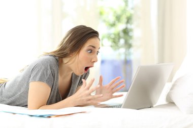 Bir laptop bir yatakta evde kendi kendine istihdam bulma çevrimiçi içerik hayran