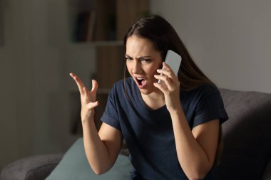 Telefonda oturma odasında evde bir kanepede oturan iddia eden kızgın müşteri