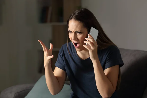 Cliente Arrabbiato Che Rivendica Telefono Seduto Divano Soggiorno Casa — Foto Stock