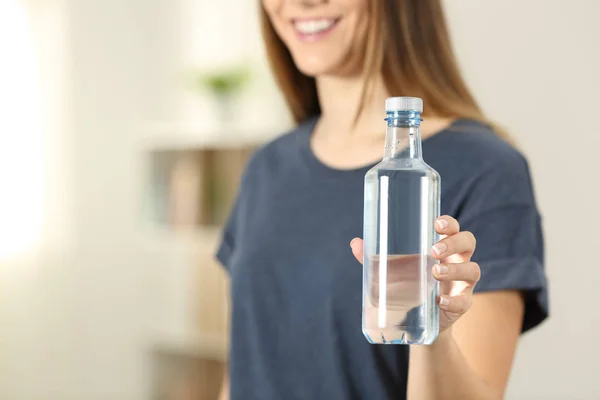 Primer Plano Una Mujer Sosteniendo Botella Agua Casa —  Fotos de Stock