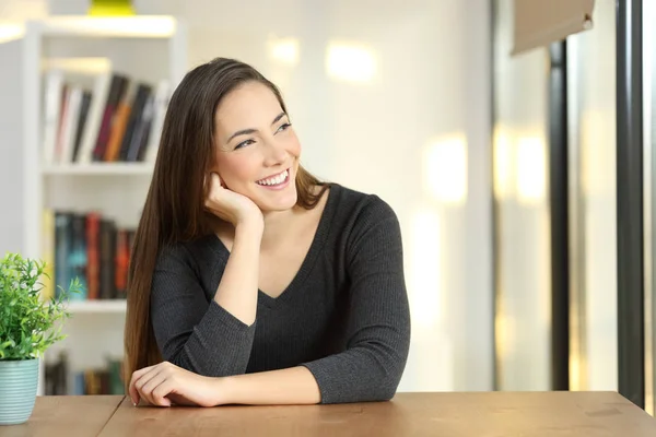 Portret Van Een Candid Vrouw Denken Kijken Weg Door Een — Stockfoto