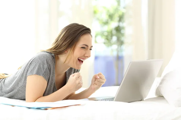 Opgewonden Zelf Werknemer Vinden Online Inhoud Een Laptop Een Bed — Stockfoto