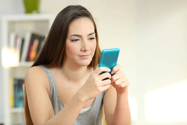 Menina Concentrada Enviando Mensagens Telefone Inteligente Casa — Fotografia de Stock
