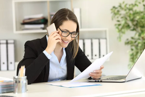 Servizio Assistenza Clienti Felice Chiamando Documento Cartaceo Ufficio — Foto Stock