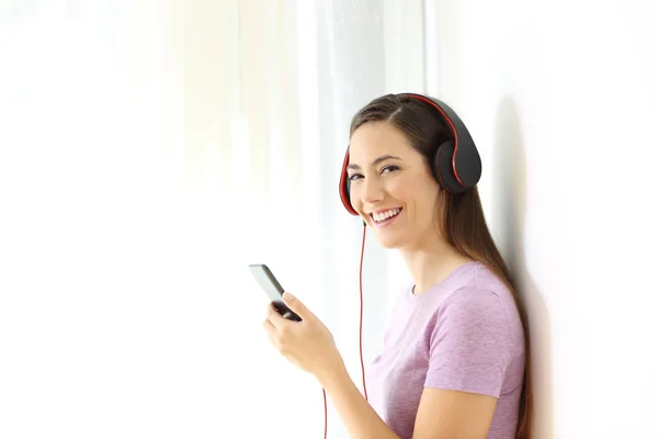 Gelukkig Vrouwelijke Muziek Luisteren Kijken Naar Camera Met Een Geïsoleerde — Stockfoto