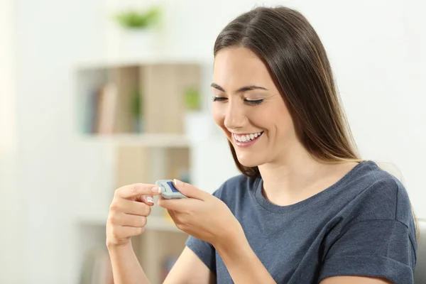 Happy Diabetic Girl Checking Blood Sugar Level Sitting Couch Living — Stock Photo, Image