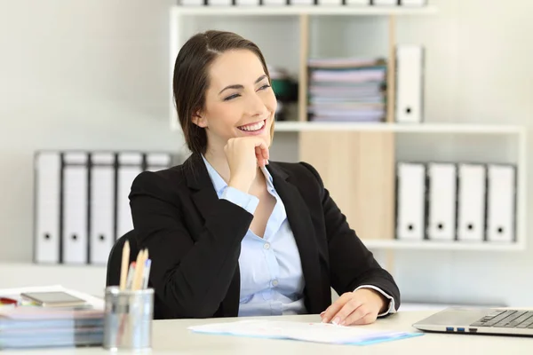 Felice Lavoratore Ufficio Pensando Guardando Lato Sul Posto Lavoro — Foto Stock