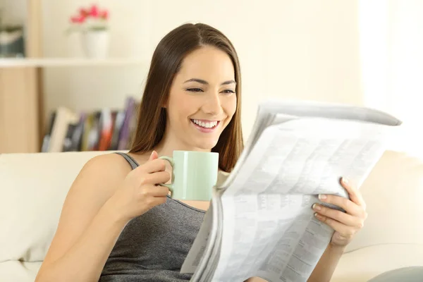 Щаслива Жінка Читає Газету Каву Сидячи Дивані Вітальні Вдома — стокове фото