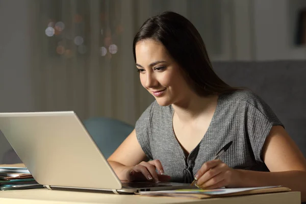 Happy Self Bekerja Secara Online Dengan Laptop Larut Malam Rumah — Stok Foto