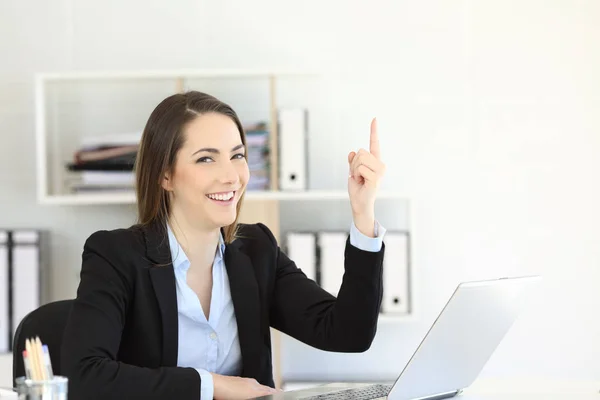 Trabajador Oficina Feliz Apuntando Espacio Blanco Mirando Cámara —  Fotos de Stock