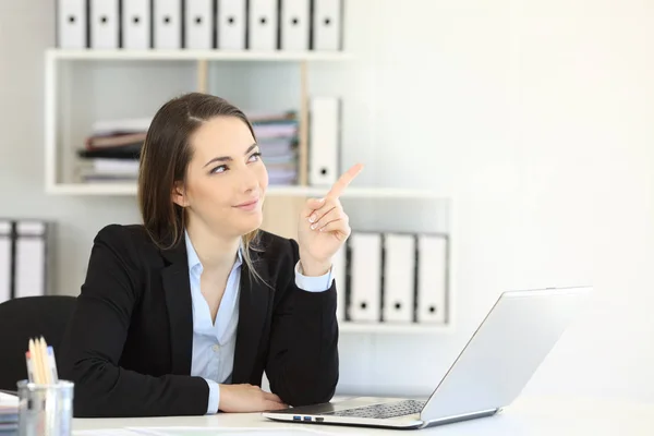 Trabalhador Escritório Relaxado Apontando Para Espaço Branco — Fotografia de Stock