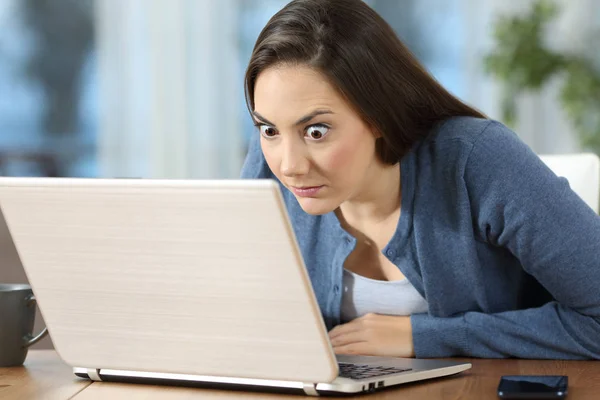 Wanita Bingung Membaca Berita Online Laptop Atas Meja Rumah — Stok Foto