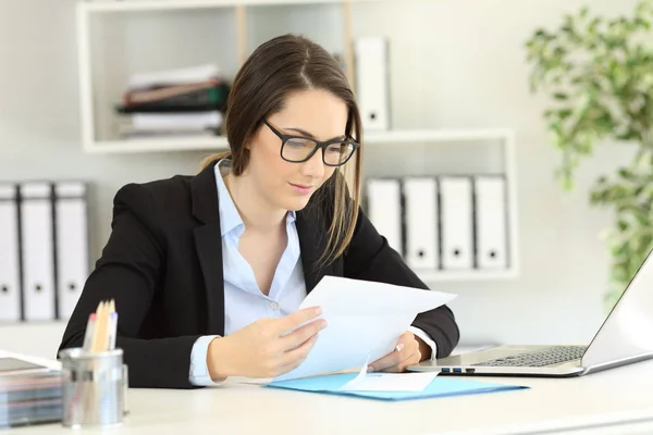 Travailleur Bureau Détendu Lire Des Nouvelles Une Lettre Sur Bureau — Photo