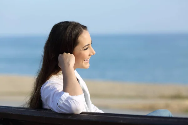 Entspannte Frau Die Draußen Auf Einer Bank Strand Sitzt — Stockfoto
